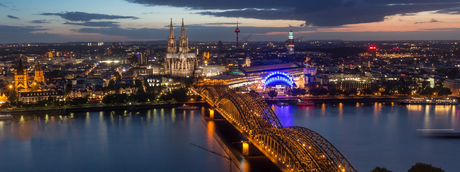 Kölner Dom und Hohenzollernbrücke in Köln bei Dämmerung, Symbol für die deutschlandweite digitale Steuerberatung von Steuerberatung Bastian Peitsch
